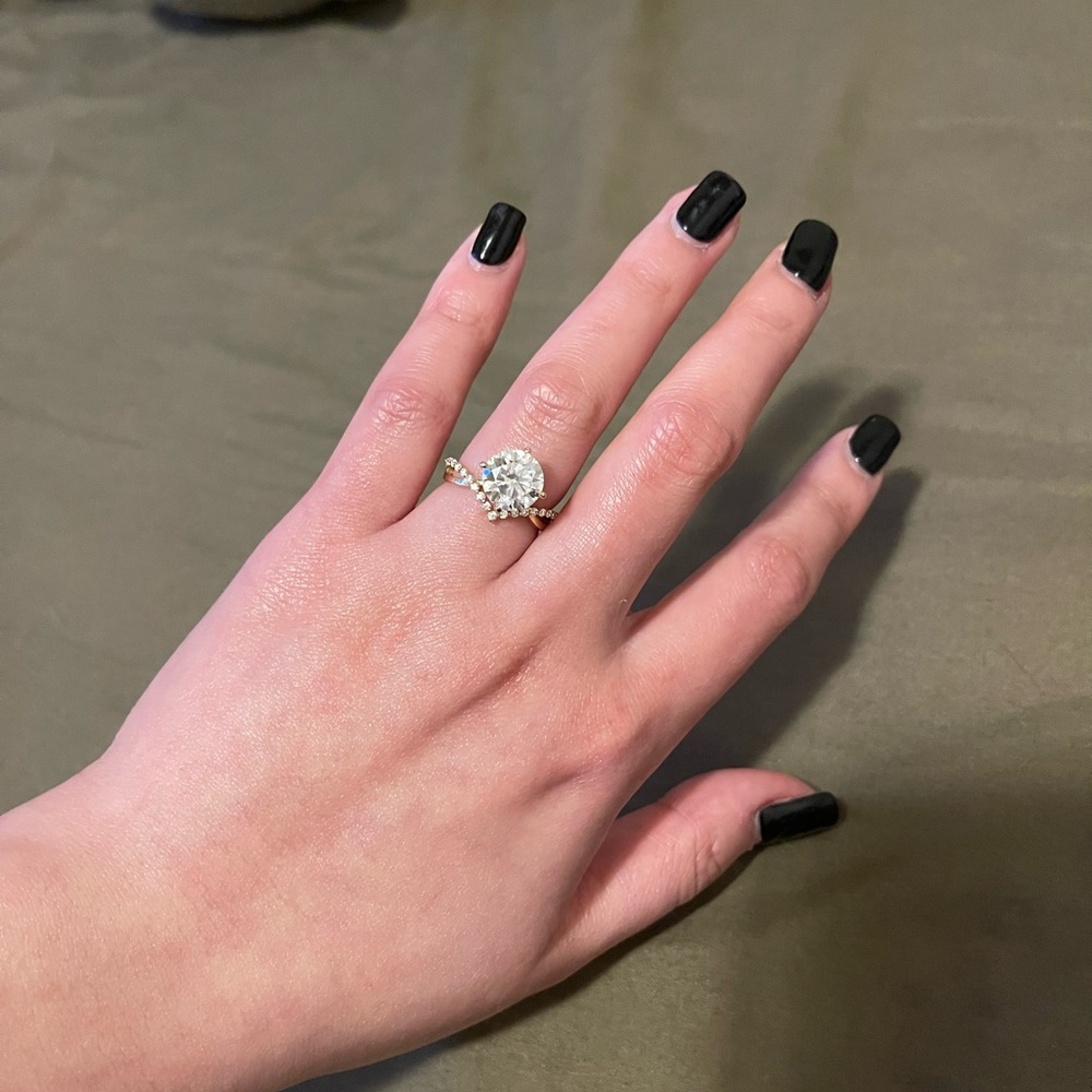 3 carats center stone moissanite